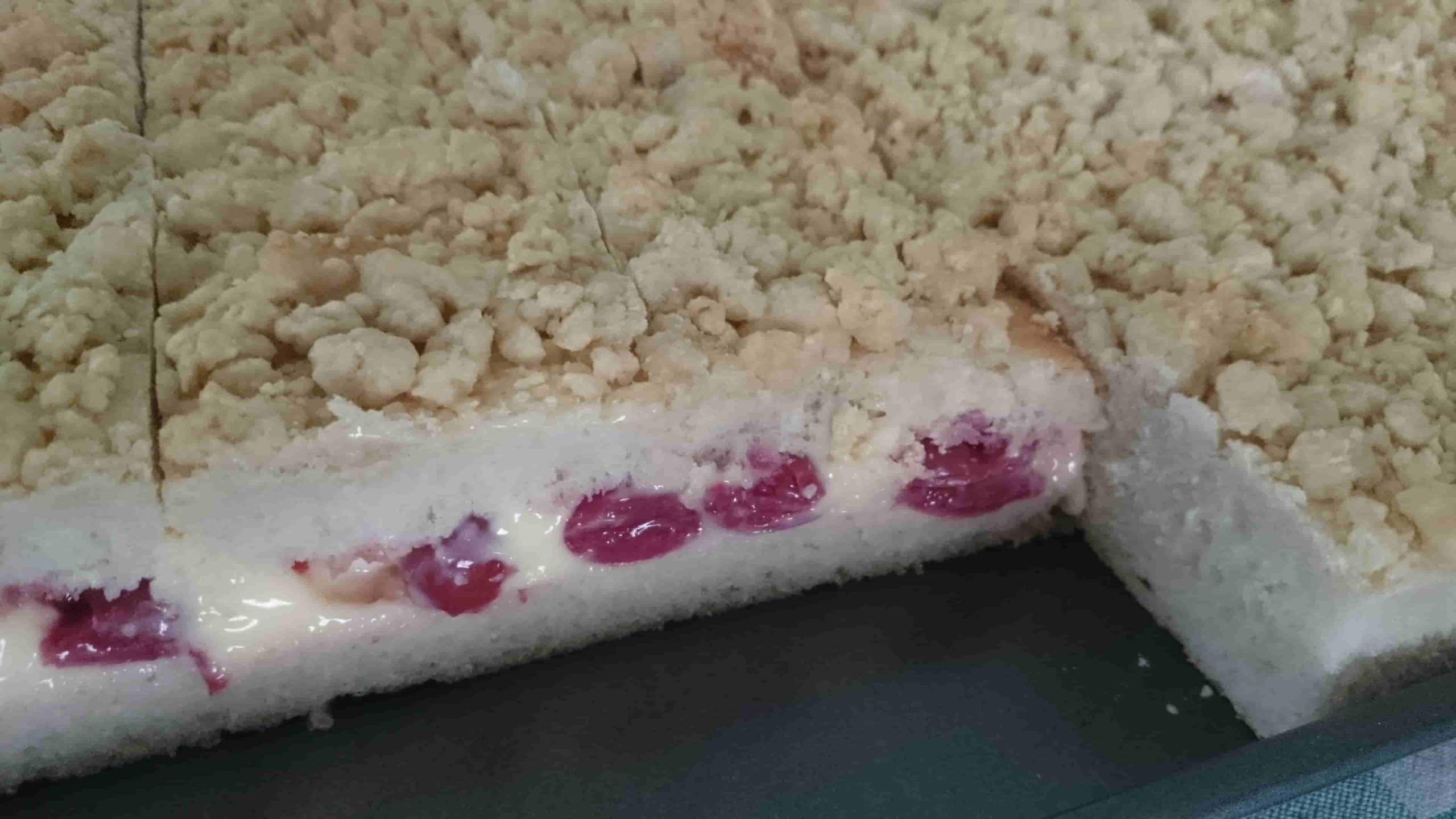 optimized_20._kuchen_de_migas_relleno_con_budin_de_vanilla_y_guindas_acidas